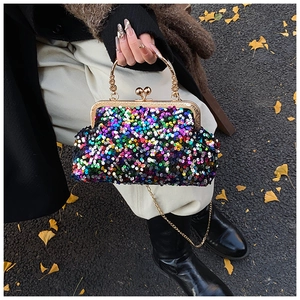 Détail du sac coquillage à paillettes colorées avec fermoir cœur et chaîne dorée