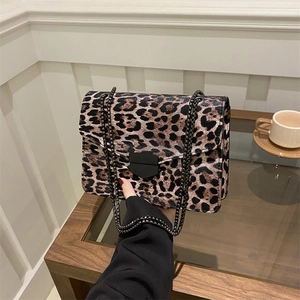 Classic leopard print crossbody bag with metal chain strap and hexagonal buckle