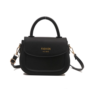Sac selle rétro noir demi-lune avec poignée rigide dorée et bandoulière amovible