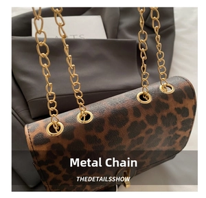Detail of leopard print crossbody bag with high-quality gold metal chain and hardware