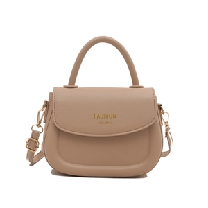 Elegante beige kunstleren zadeltas met goudkleurige hardware en handvat voor dames