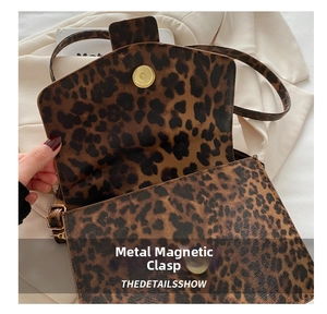 Détail du sac vintage à imprimé léopard montrant le fermoir magnétique en métal robuste