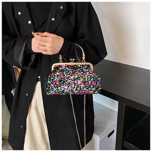Gros plan des paillettes colorées et du cadre doré d'un sac de soirée rétro à sequins