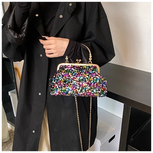 Détail de sac de soirée à paillettes avec poignée dorée et bandoulière chaîne