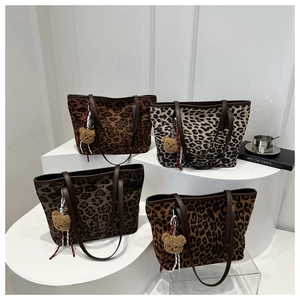 Détails des grands sacs cabas à motif léopard avec pendentif ours et anses en cuir