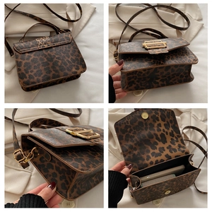 Détails du sac bandoulière léopard avec boucle dorée et vue sur l'espace intérieur