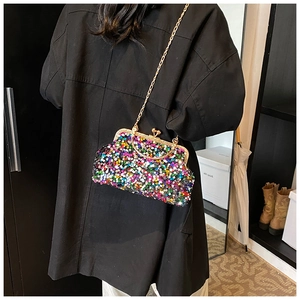 Détail du sac coquillage à paillettes colorées avec fermoir en métal et chaîne dorée