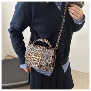 Détail du sac bandoulière léopard vintage avec boucle dorée et fine bandoulière réglable