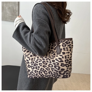 Sac fourre-tout à motif léopard montrant la taille réelle sur un modèle en intérieur