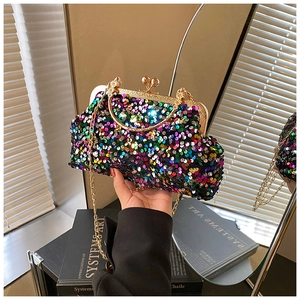 Détail de la pochette de soirée à paillettes avec fermoir baiser doré et poignée