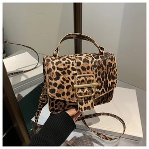 Détail du sac bandoulière léopard avec boucle dorée et poignée supérieure élégante
