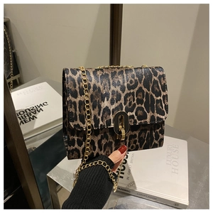 Dettaglio borsa leopardata con tracolla a catena dorata e chiusura a scatto ovale