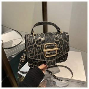 Détail du sac à main imprimé léopard avec fermoir en métal doré et bandoulière réglable