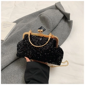 Détail du sac de soirée à paillettes noires avec cadre doré et poignée élégante