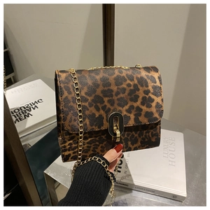 Dettaglio borsa a tracolla leopardata con catena dorata e fibbia in metallo