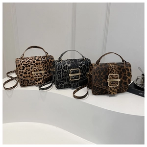 Trois sacs bandoulière imprimé léopard en marron et gris avec boucles dorées