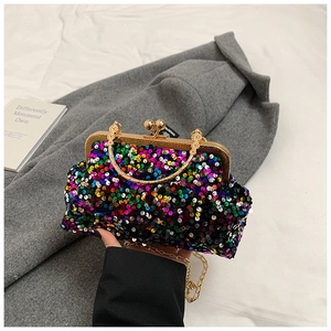 Détail de pochette de soirée à paillettes avec poignée dorée et bandoulière chaîne