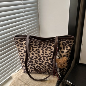 Grand sac cabas léopard avec anses en cuir marron et pendentif ours en peluche doux
