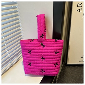 Borsa a mano trapuntata rosa acceso con ricamo a farfalla nera e trama imbottita