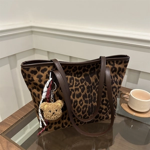 Grand sac cabas imprimé léopard avec anses en cuir marron et pendentif ours en peluche