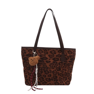 Grand sac cabas à imprimé léopard avec anses en cuir brun et breloque ours en peluche
