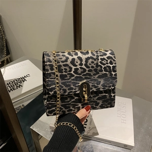 Borsa a tracolla retrò leopardata con catena dorata ed elegante chiusura a girello