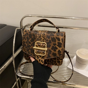 Sac bandoulière tendance à motif léopard pour femme avec finitions dorées chic