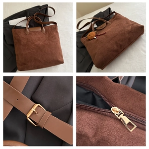 Détail du grand sac cabas en suédine marron avec bandoulière réglable et breloque peluche