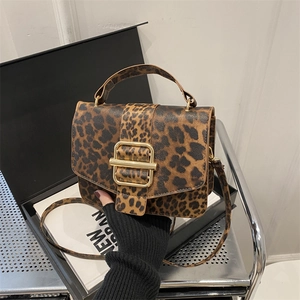 Sac carré à imprimé léopard avec détails dorés et bandoulière amovible pour hiver