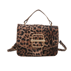 Sac bandoulière imprimé léopard avec détails dorés et bandoulière réglable sur fond blanc