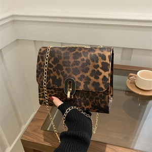 Borsa a tracolla leopardata classica con catena dorata e chiusura girevole in metallo