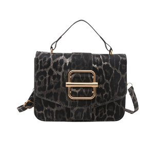 Sac à bandoulière léopard minimaliste avec boucle dorée et lanière noire pour femme