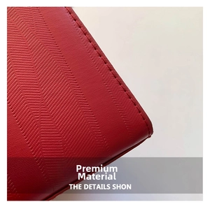 Primo piano della borsa rossa con motivo a spina di pesce e cuciture accurate