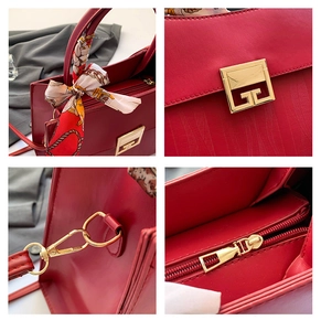 Dettaglio borsa in pelle rossa con chiusura in metallo dorato e foulard in seta
