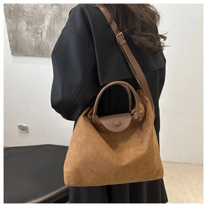 Borsa a mano in finta pelle scamosciata marrone con manici in pelle e tracolla regolabile
