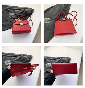 Dettagli della borsa in pelle rossa con fibbia a G dorata e foulard in seta sul manico