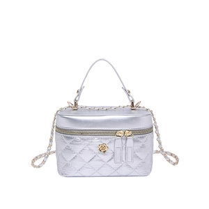 Sac bandoulière argenté matelassé avec fleur camélia dorée et bandoulière chaîne