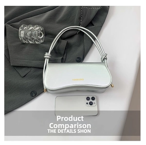 Bolso baguette plateado metalizado con móvil como referencia de tamaño y nudos decorativos