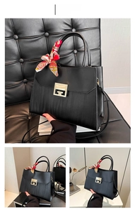 Dettaglio borsa nera in pelle PU con fibbia dorata metallica e sciarpa in seta decorativa
