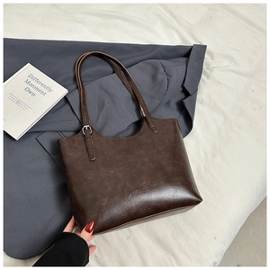 Dettaglio borsa tote vintage marrone scuro con tracolla regolabile e finitura lucida