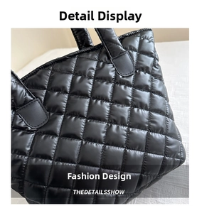 Détail du sac cabas noir matelassé montrant la texture bouffante et le fini satiné