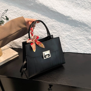 Elegante borsa a mano in pelle nera con trama verticale, fibbia dorata e foulard in seta decorativo