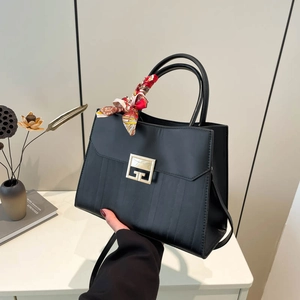 Elegante borsa a mano nera opaca con fibbia dorata a G e dettaglio di foulard in seta