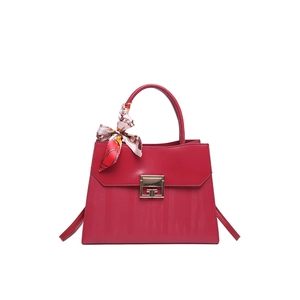 Elegante borsa a mano trapezoidale in pelle rossa con foulard di seta e fibbia in metallo