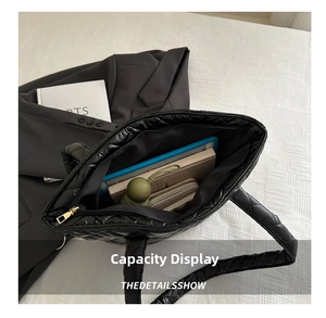Détail du grand sac cabas noir matelassé montrant l'intérieur spacieux et le zip doré