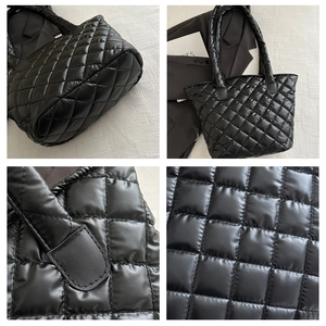Détails du sac cabas matelassé noir montrant le tissu en nylon brillant et couture
