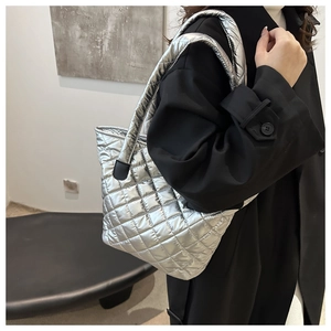 Détail du sac cabas matelassé argenté avec finition métallisée brillante et poignées