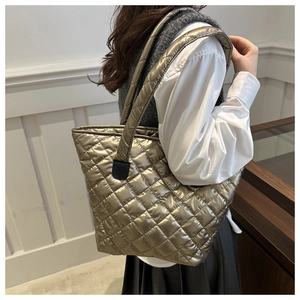 Sac fourre-tout matelassé métallisé avec motif à losanges porté par un mannequin