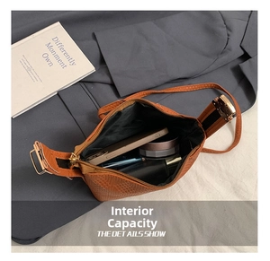 Innenansicht der braunen geflochtenen Tasche mit Platz für Handy und Kosmetikartikel