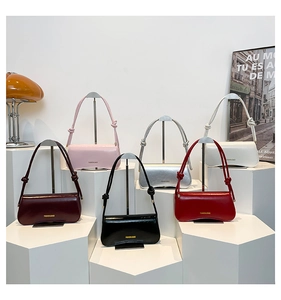Colección de bolsos de cuero sintético en seis colores sobre soportes geométricos